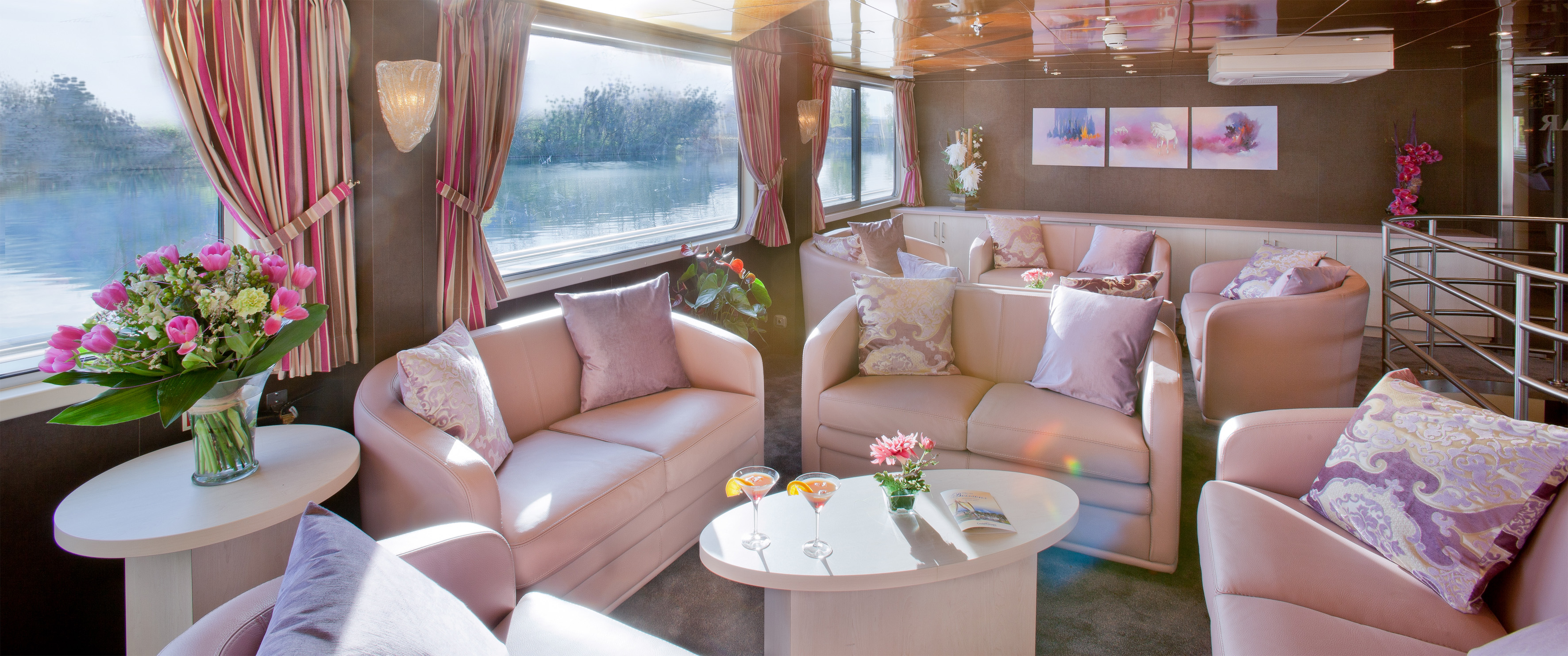 CroisiEurope MS Gerard Schmitter Lounge Bar 2.jpg